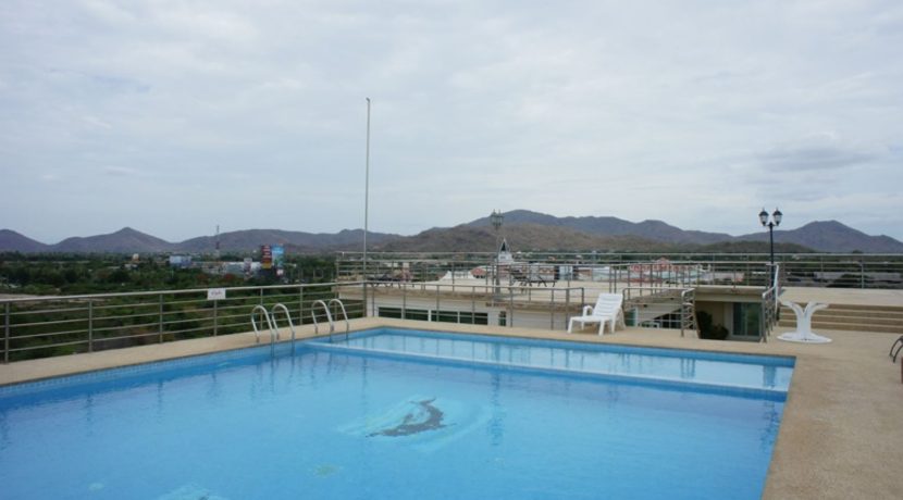 03 Rooftop swimming pool
