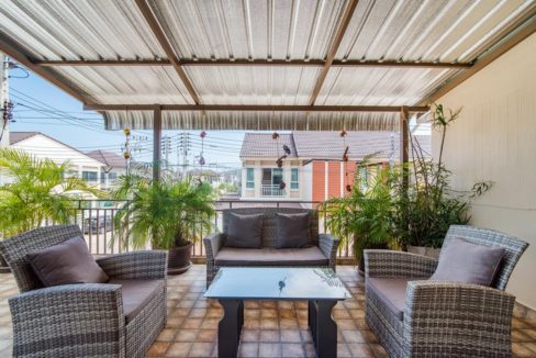 25 Covered furnished roof terrace