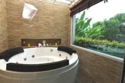 36 Jacuzzi bathtub with garden view