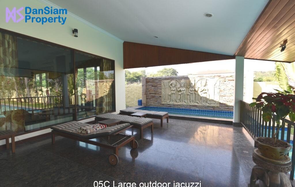 05C Large outdoor jacuzzi