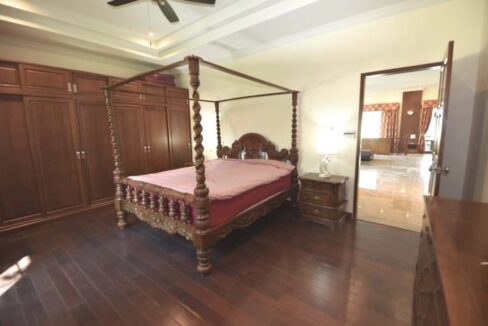 30 Spacious master bedroom