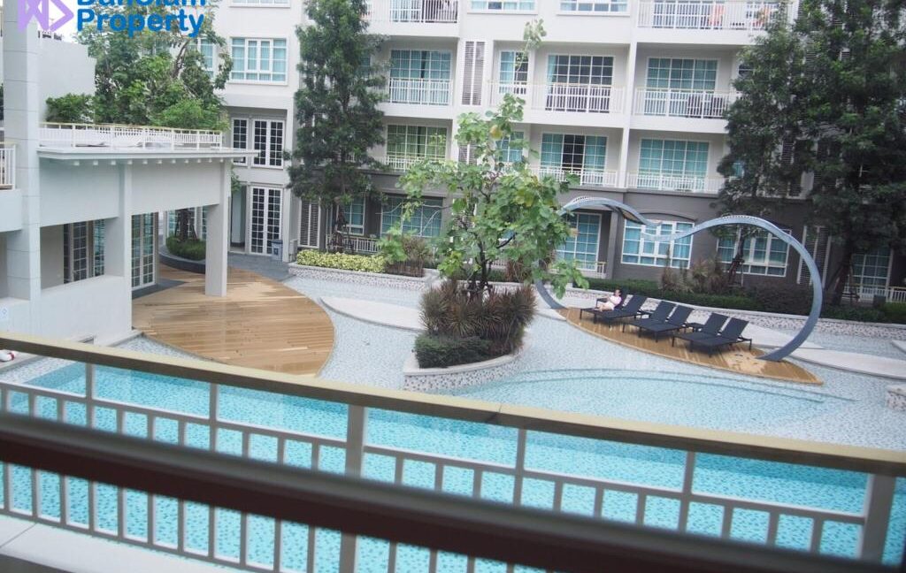 14 Large balcony with pool view