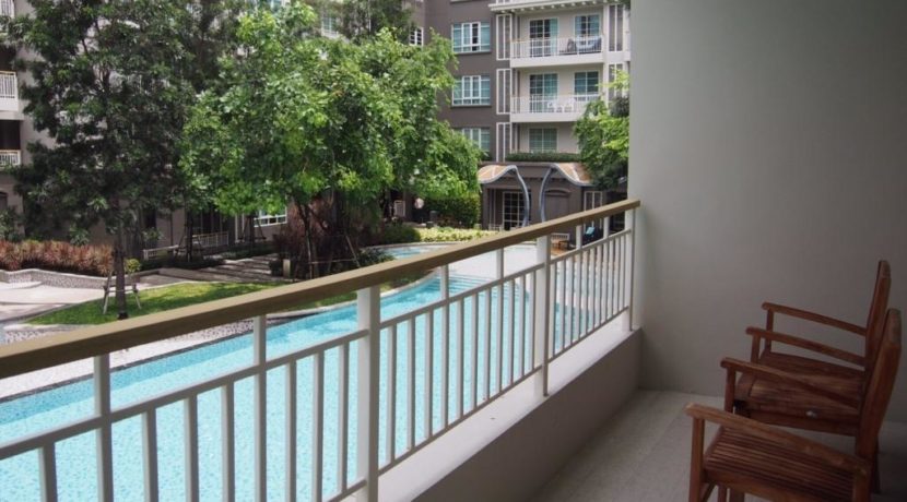 15 Large balcony with pool view