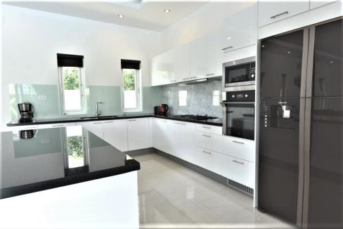 25 Fully fitted EU style kitchen