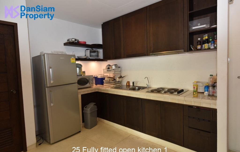 25 Fully fitted open kitchen 1