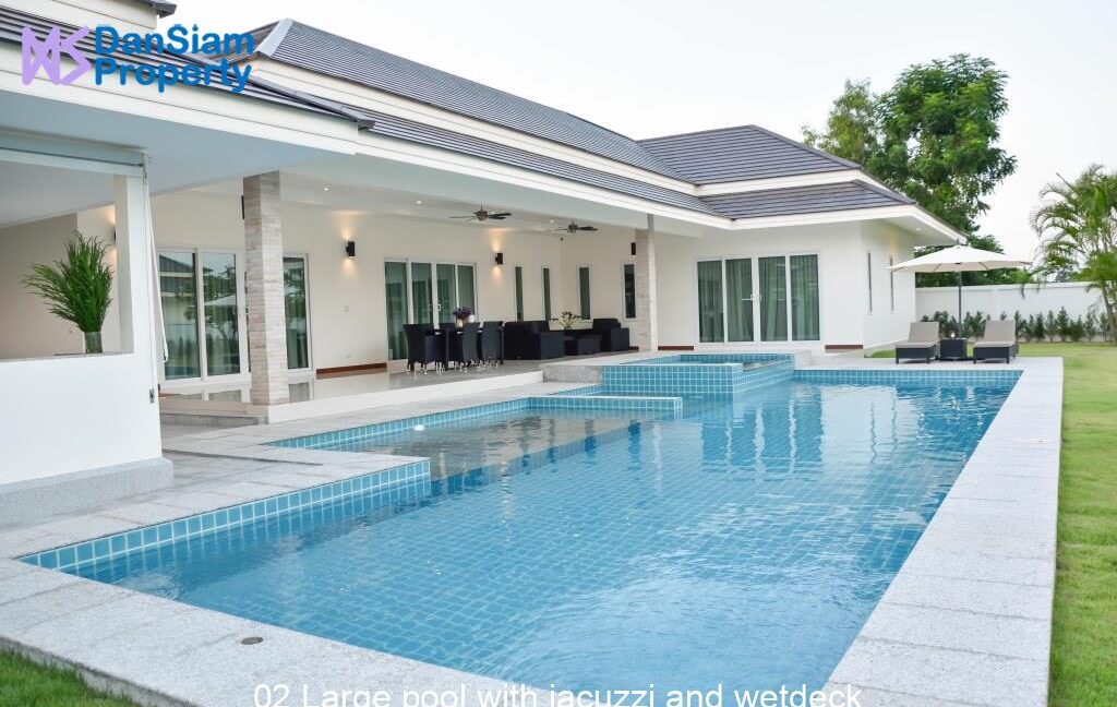 02 Large pool with jacuzzi and wetdeck