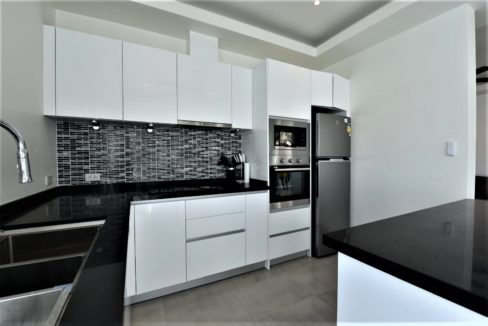 25 Fully fitted modern kitchen 2