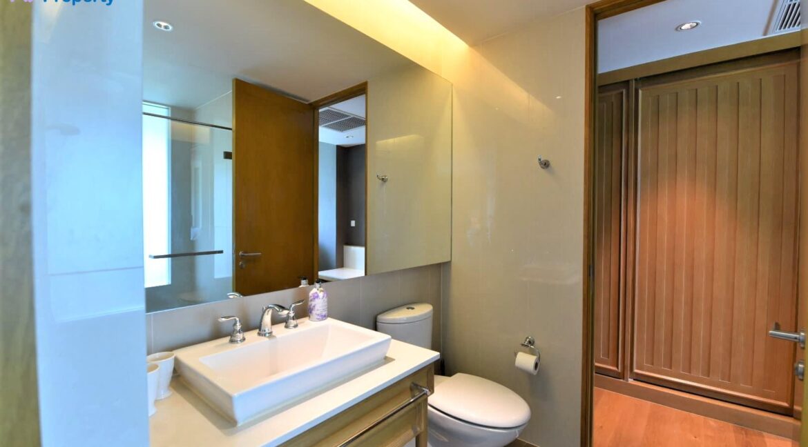 45 Ensuite bathroom #2 (also access from living room)