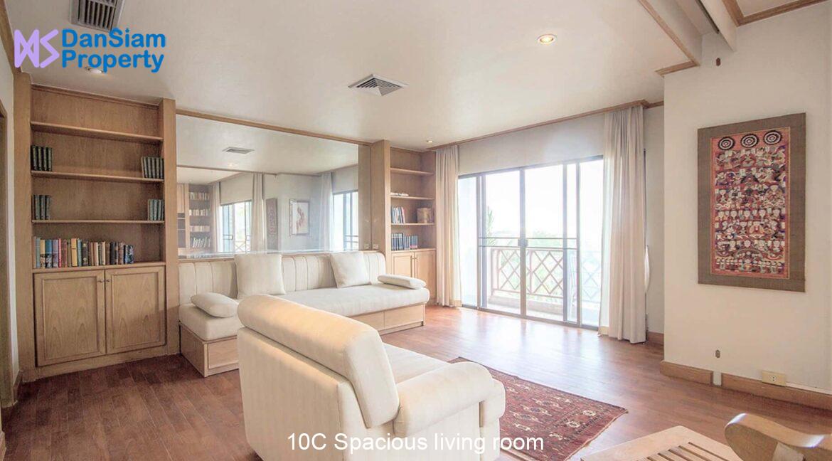 10C Spacious living room