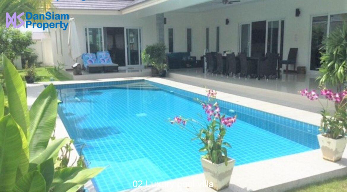 02 Luxury pool villa
