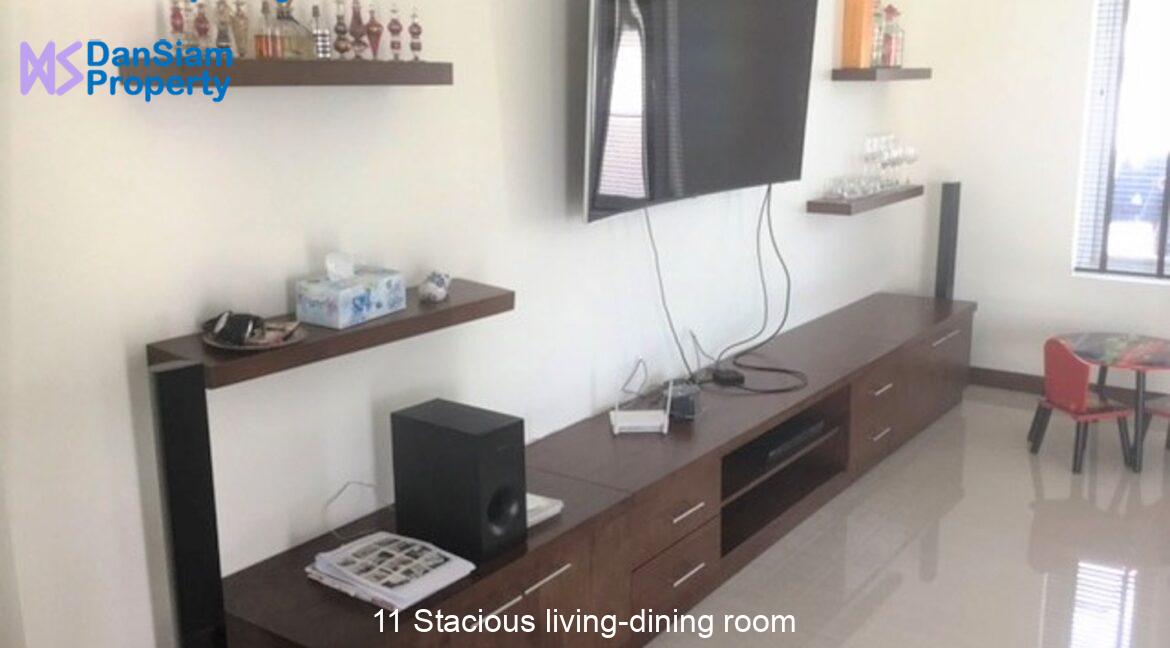 11 Stacious living-dining room