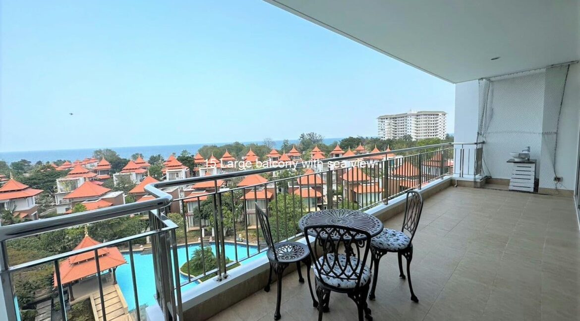 15 Large balcony with sea view