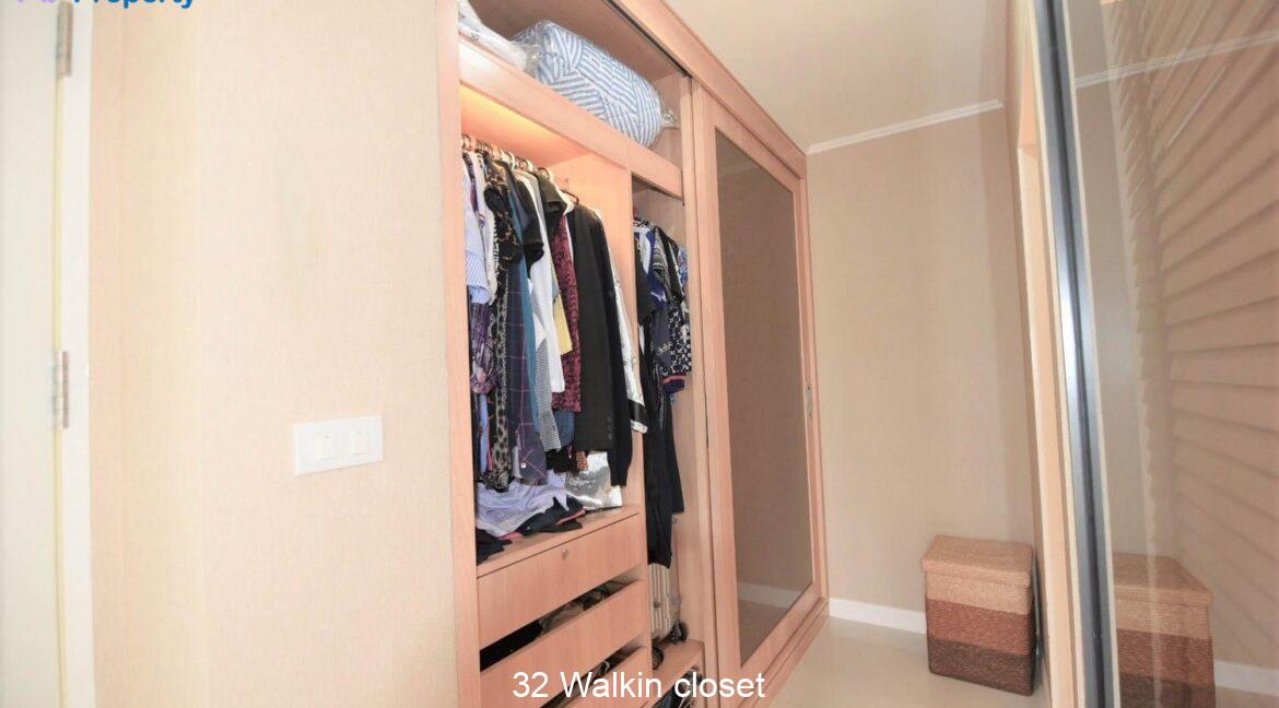 32 Walkin closet