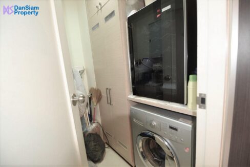 51 Utility room with Washing machine & wine cabinet