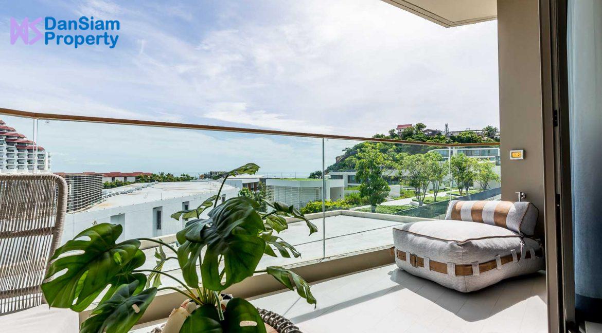 14 Large balcony with sea- and city view