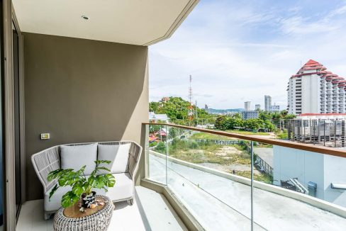 15 Large balcony with sea- and city view