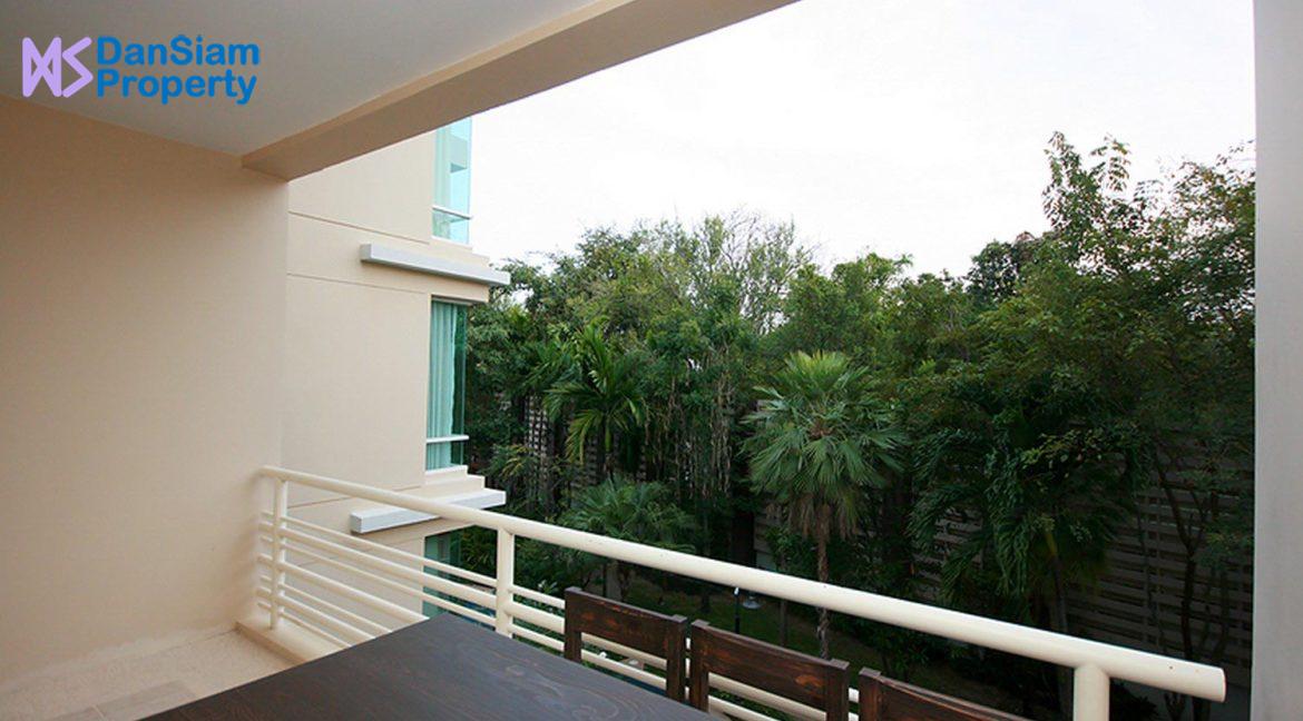 16 Large balcony with garden view