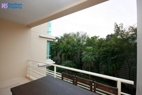 16 Large balcony with garden view