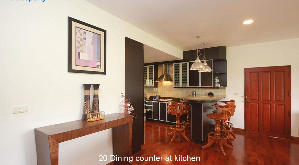 20 Dining counter at kitchen