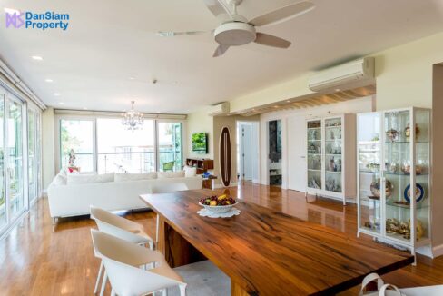 10D Spacious living-dining lounge