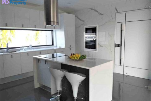 25-Fully-fitted-modern-kitchen-1.jpg