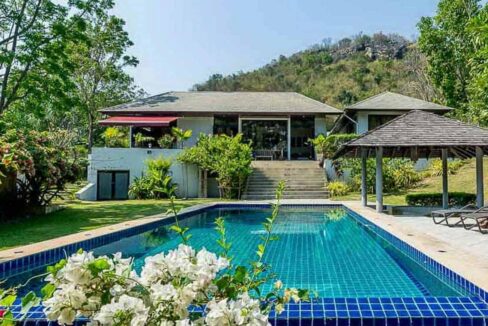 01 Palm Hills Bali-style golf villa