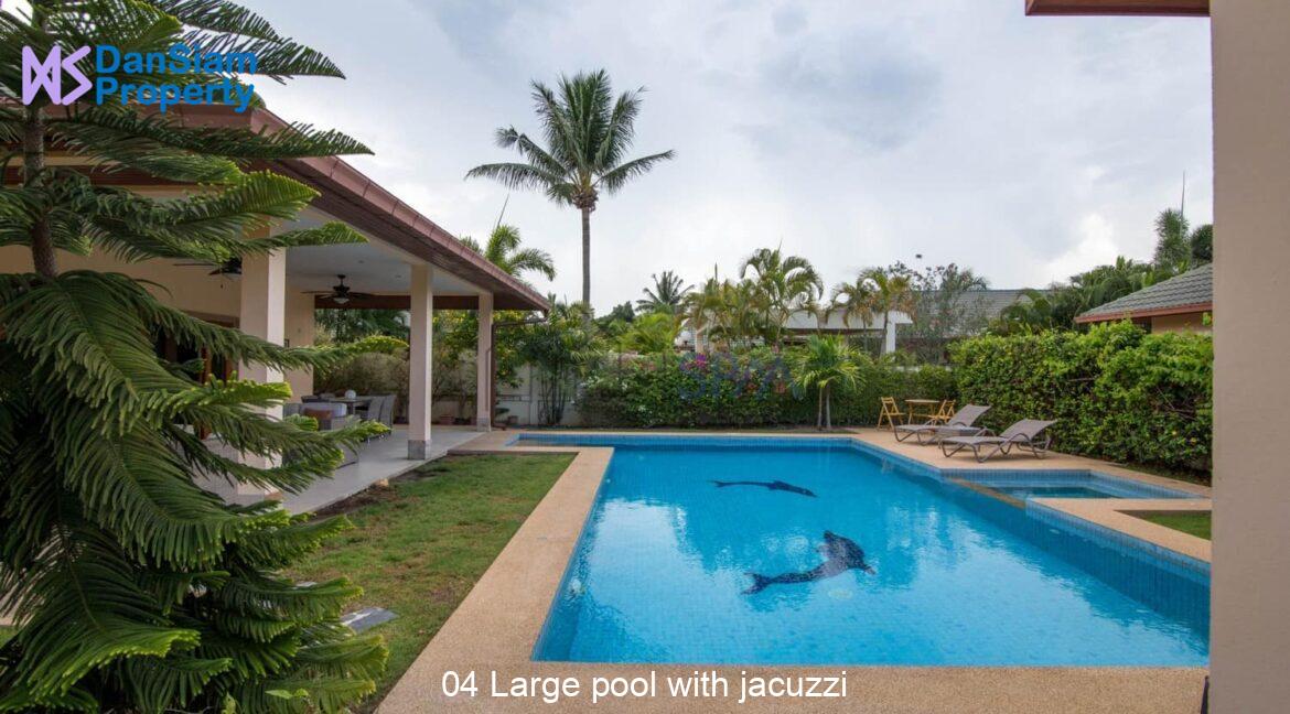 04 Large pool with jacuzzi
