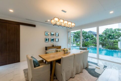 21 Dining area with pool view