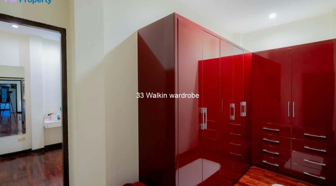 33 Walkin wardrobe