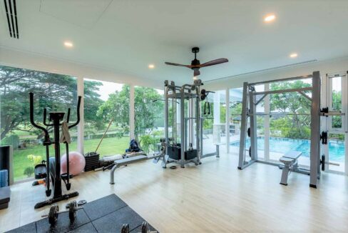 80 Well equipped gym room