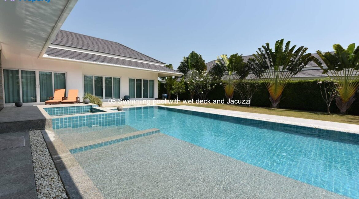 05 Swimming pool with wet deck and Jacuzzi