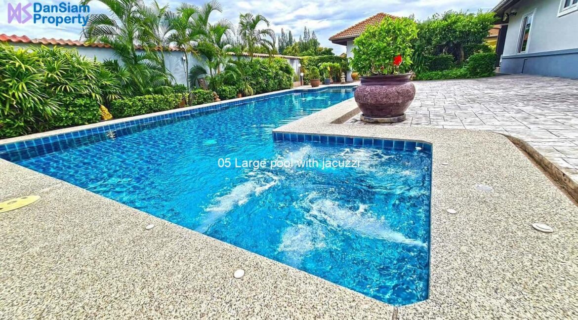 05 Large pool with jacuzzi