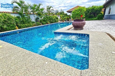 05 Large pool with jacuzzi