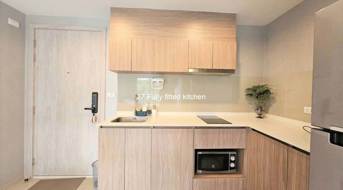 27 Fully fitted kitchen