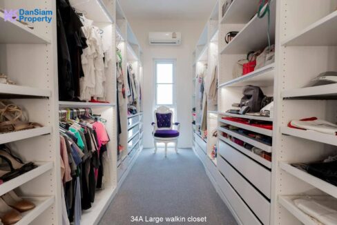 34A Large walkin closet
