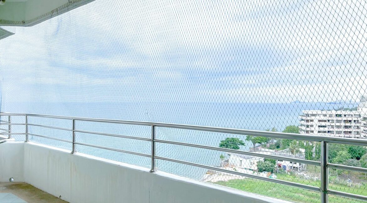 13 Large balcony with seaview