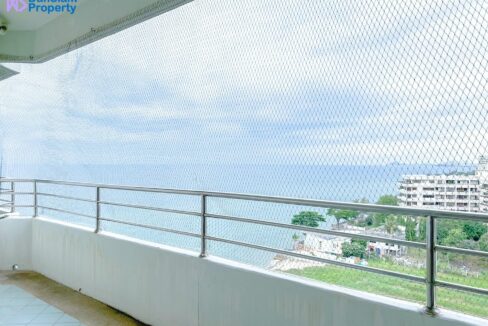 13 Large balcony with seaview