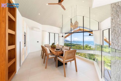 15-Dining-room-with-great-sea-view.jpg
