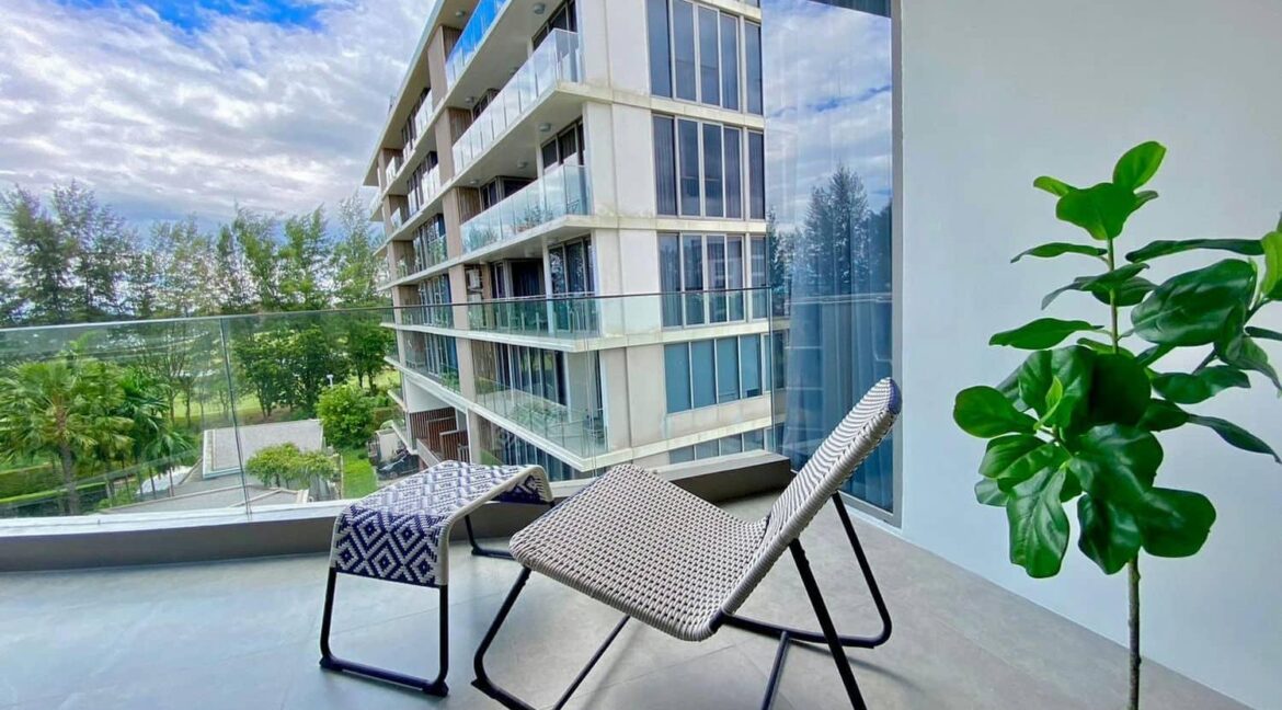 15 Large balcony with view (Example)