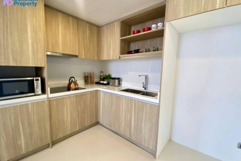 25 Fully fitted open kitchen (Example)