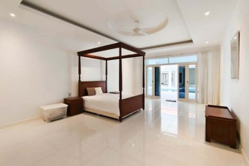 30 Spacious master bedroom