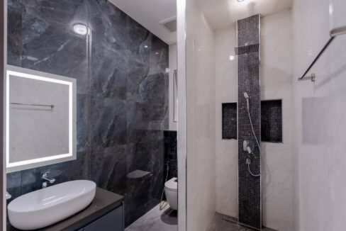 45 Ensuite bathroom#2