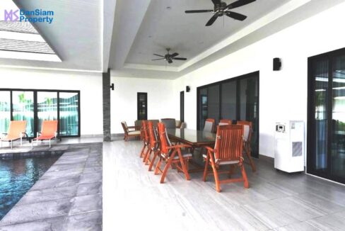 03 Covered furnished patio
