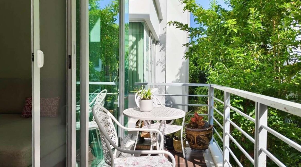 15 Balcony with garden view