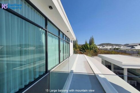 15 Large balcony with mountain view