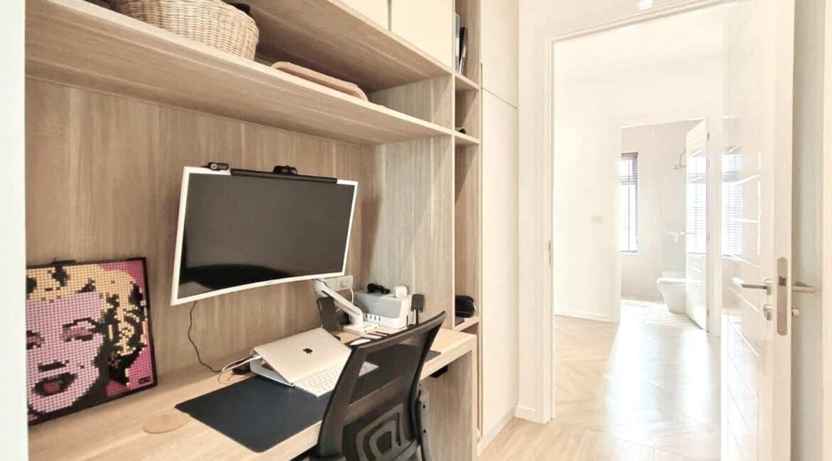 32 Bedroom office area
