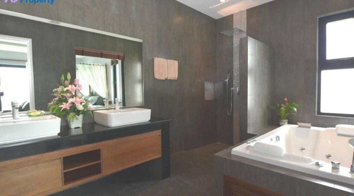 35 Ensuite master bathroom with jacuzzi bathtub