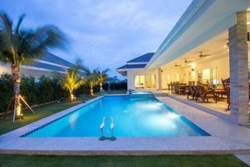 02 Large swimming pool with jacuzzi
