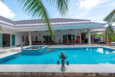 03A Large pool with jacuzzi