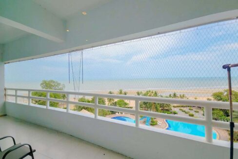 15 Large balcony with seaview
